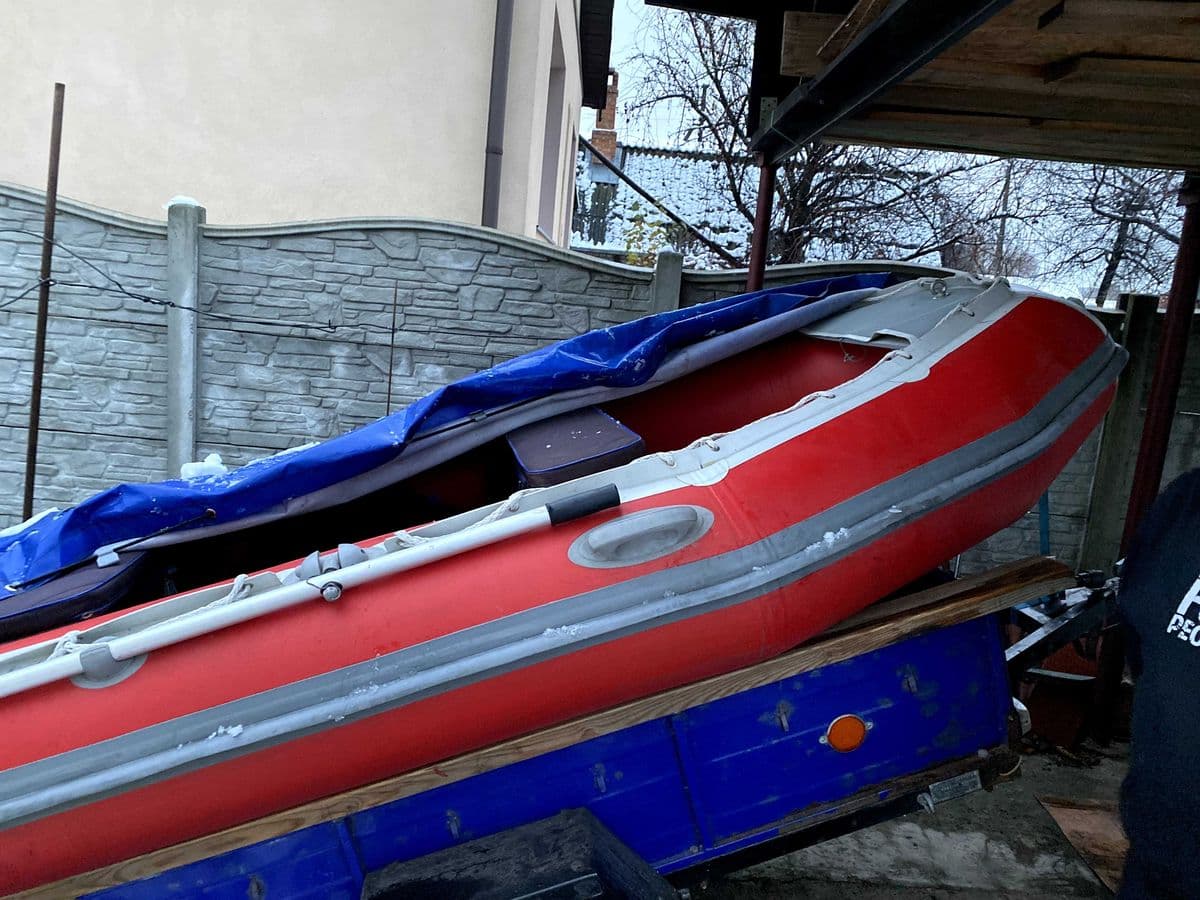 Човен ПВХ надувний з підкатами, довжина 3.7 м, Чернігів, Чернігівська обл. — фото 2 з 5