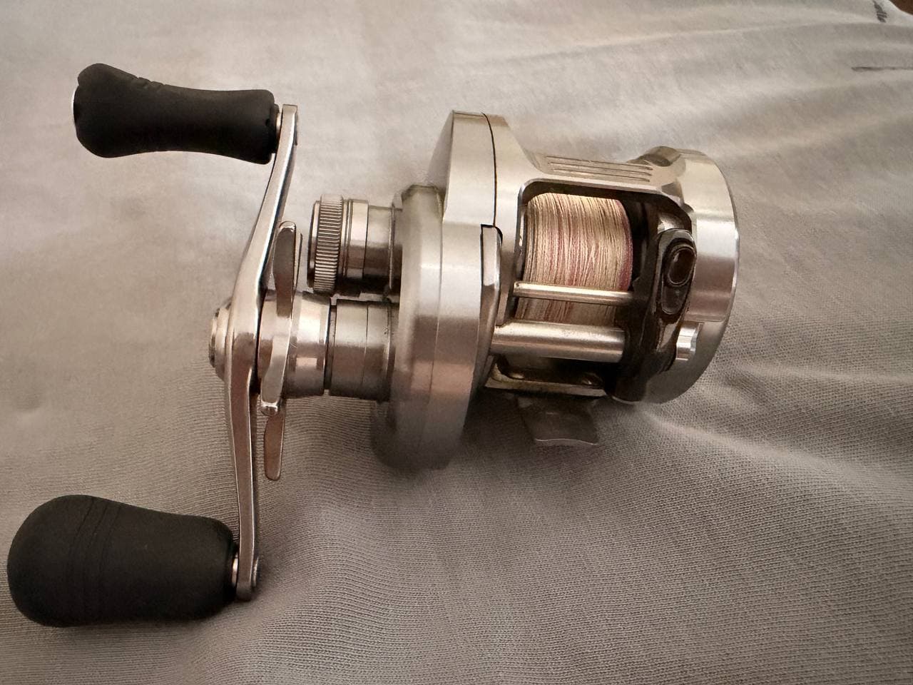 Мультиплікаторна котушка Shimano Calcutta Conquest DC 200 — фото 3 з 5