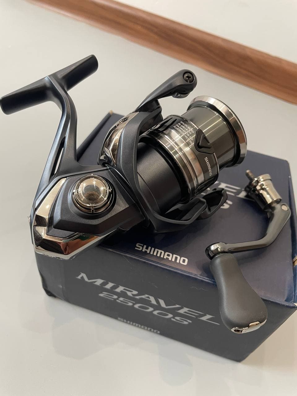 Спінінгова котушка Shimano Miravel 2500S — фото 2 з 5
