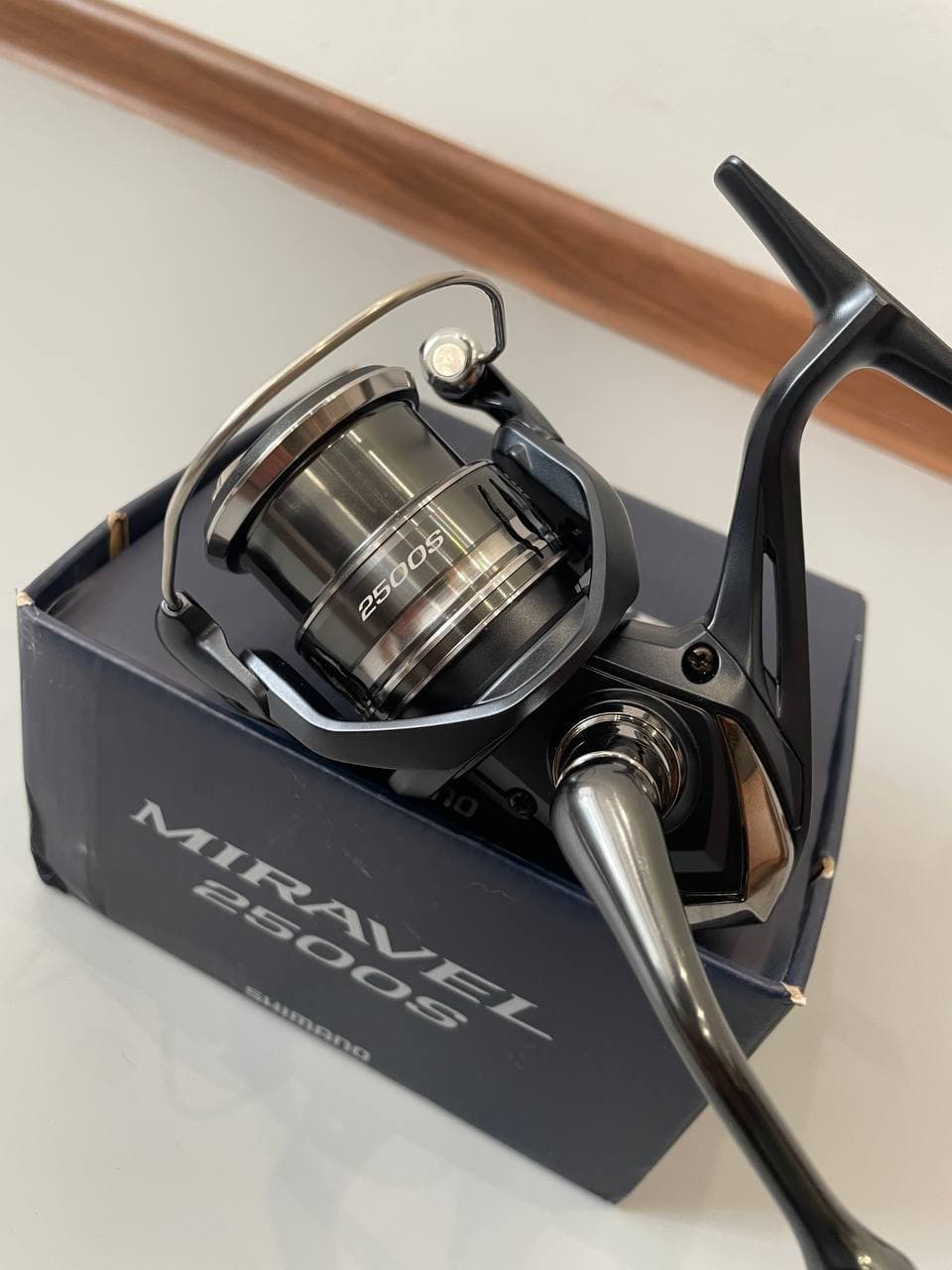 Спінінгова котушка Shimano Miravel 2500S — фото 3 з 5