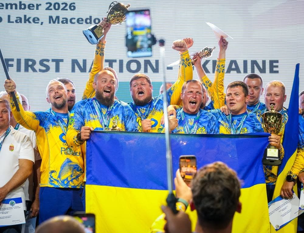 Церемонія закриття: збірна України з кубком під написом «FIRST NATION – UKRAINE»